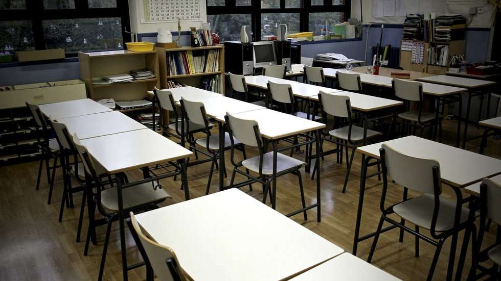 epa03921897 A general view of an empty class room at the Palacio Valdes state school during a nationwide education strike, in Madrid, Spain, 24 October 2013. The State Platform for Public Education and the main trade unions of the sector has called a general education strike for primary and secondary schools as well as universities to protest against budget cuts and the reform of the educational system proposed by the government. EPA/PACO CAMPOS