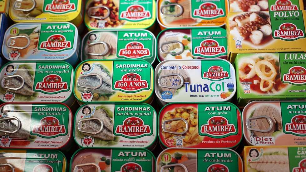 Latas de conservas da fábrica Ramirez, em Matosinhos, 22 de abril de 2014. A liberdade saiu à rua no 25 de Abril de 1974 mas nas fábricas da empresa de conservas Ramirez foi quase um dia igual aos outros, tendo os trabalhadores continuado a laborar enquanto sabiam da revolução pela rádio. (ACOMPANHA TEXTO). JOSÉ COELHO/LUSA