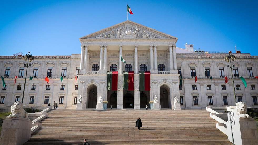 Estava também prevista a discussão de um projeto de lei do Chega, mas não foi debatido devido à ausência dos deputados do grupo parlamentar que tinham abandonado o plenário da Assembleia da República