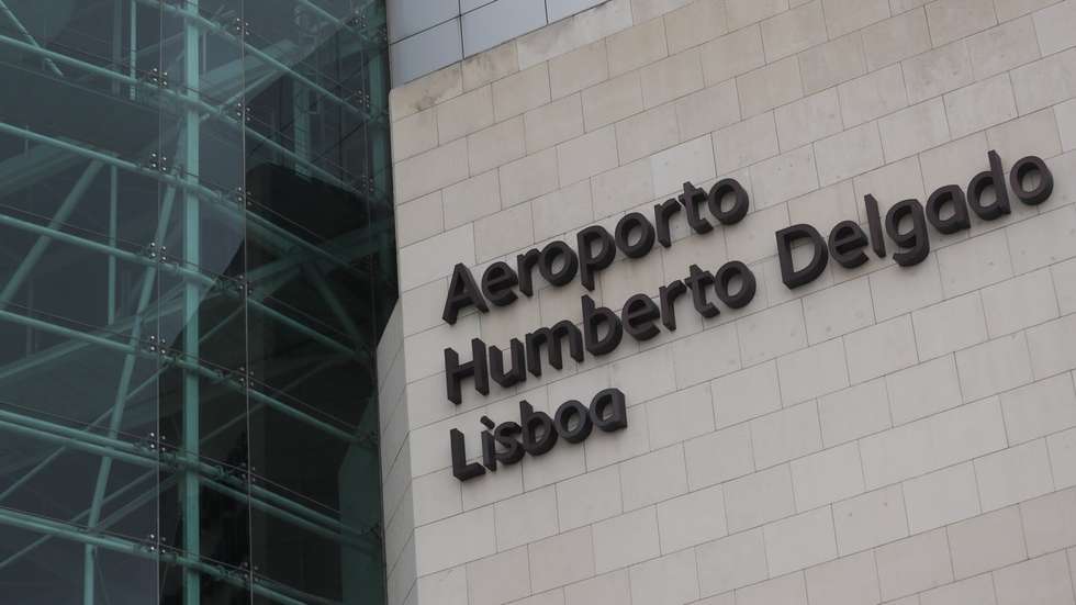 Os cinco detidos e a droga apreendida foram entregues à Polícia Judiciária