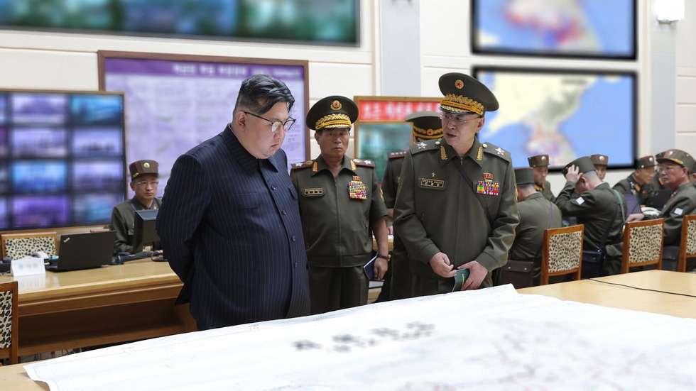 Kim visitou o posto de comando de treino do Estado-Maior no dia em que o exercício arrancou, acompanhado pelo marechal Pak Jong-chon, membro do Politburo, e pelo general Kang Sun-nam, ministro da Defesa
