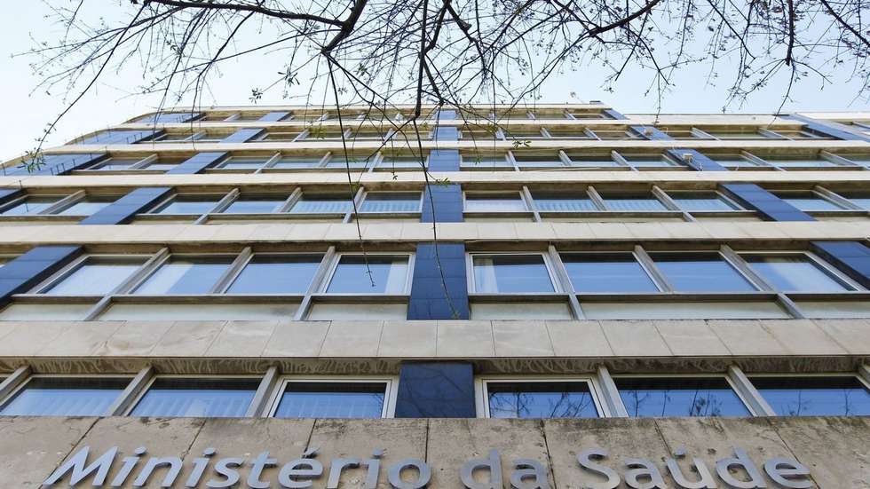 Recusa de mais de 2.000 médicos em fazerem horas extraordinárias, além das 150 obrigatórias.