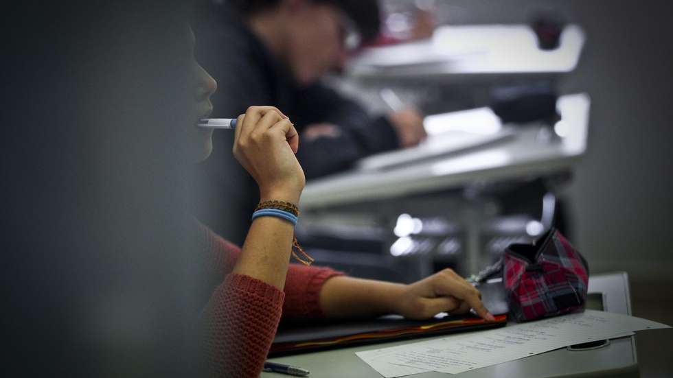 Alunos durante uma aula de Português no Colégio São João de Brito, em Lisboa, 09 de novembro de 2013. O Colégio São João de Brito ficou em 1.º lugar no ranking das escolas secundárias. (ACOMPANHA TEXTO). MARIO CRUZ / LUSA