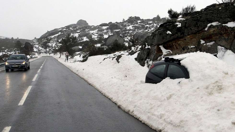 Estrada de acesso ao maciço central da Serra da Estrela em funcionamento após a queda de neve ter cortado o trânsito em alguns acessos, Covilhã, 23 de janeiro de 2013. ANTÓNIO JOSÉ/LUSA