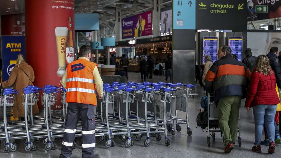 Trabalhador da Portway em serviço no Aeroporto de Lisboa no início da greve de três dias de trabalhadores da Portway nos aeroportos de Lisboa, Porto, Faro e Funchal, decretada pelo SINTAC - Sindicato Nacional dos Trabalhadores da Aviação Civil em protesto pela defesa dos seus direitos e aumentos salariais, Lisboa, 27 de dezembro de 2019. MIGUEL A. LOPES/LUSA