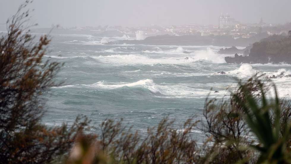 Ventos forte e agitação marítima fazem-se sentir com a passagem da depressão Diana no grupo Ocidental dos Açores (ilhas das Flores e Corvo), que vai estar sob aviso vermelho, em São Mateus, Angra do Heroísmo, ilha Terceira, Açores, 27 de novembro de 2018. ANTÓNIO ARAÚJO/LUSA
