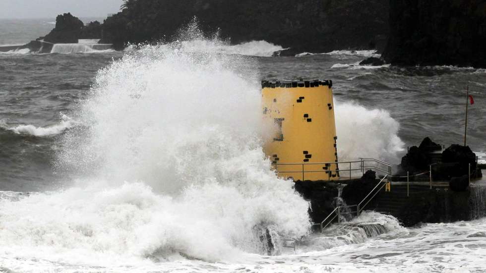 A Ilha da Madeira está hoje em alerta vermelho para o vento e a agitação marítima, no Funchal, 28 de fevereiro de 2018. O mau tempo que está a afetar o arquipélago da Madeira não provocou ocorrências de acordo com a Proteção Civil regional, mas já originou o cancelamento de cinco voos, informou fonte da estrutura aeroportuária. HOMEM DE GOUVEIA/LUSA