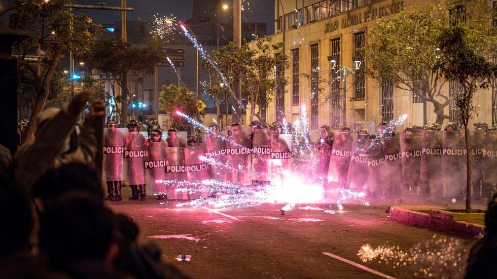 Com bandeiras e cartazes, os manifestantes ocuparam vários pontos do Peru