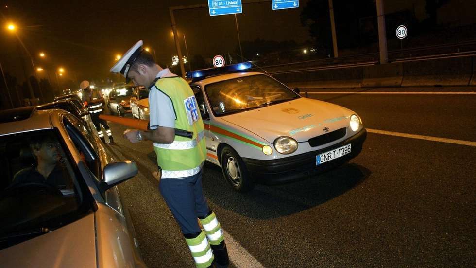 Agentes da brigada de trânsito da GNR durante a operação de fiscalização ao consumo de álcool e também de todas as substâncias psicotrópicas com influência negativa na condução que passaram a ser penalizadas a partir da meia-noite de hoje, 06 de Agosto de 2007, na A3 no Porto. ESTELA SILVA/LUSA