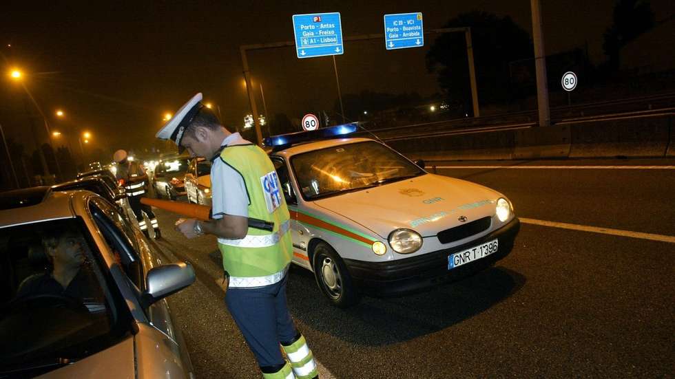Agentes da brigada de trânsito da GNR durante a operação de fiscalização ao consumo de álcool e também de todas as substâncias psicotrópicas com influência negativa na condução que passaram a ser penalizadas a partir da meia-noite de hoje, 06 de Agosto de 2007, na A3 no Porto. ESTELA SILVA/LUSA