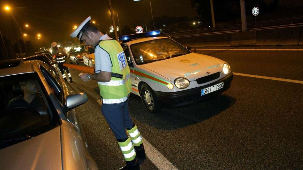 Agentes da brigada de trânsito da GNR durante a operação de fiscalização ao consumo de álcool e também de todas as substâncias psicotrópicas com influência negativa na condução que passaram a ser penalizadas a partir da meia-noite de hoje, 06 de Agosto de 2007, na A3 no Porto. ESTELA SILVA/LUSA