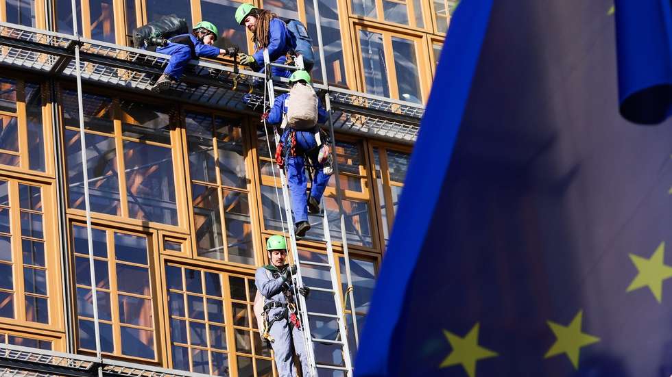 Cinco ativistas subiram à fachada para colocar cartazes pedindo que se "pare com o acordo UE-Mercosul"
