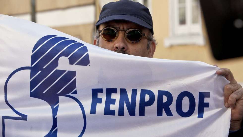 A federação sindical nota ainda que o ministro da Educação não esclareceu, em relação aos docentes contratados, se a partir de setembro já será respeitada a diretiva comunitária que impede a discriminação salarial dos docentes contratados a termo