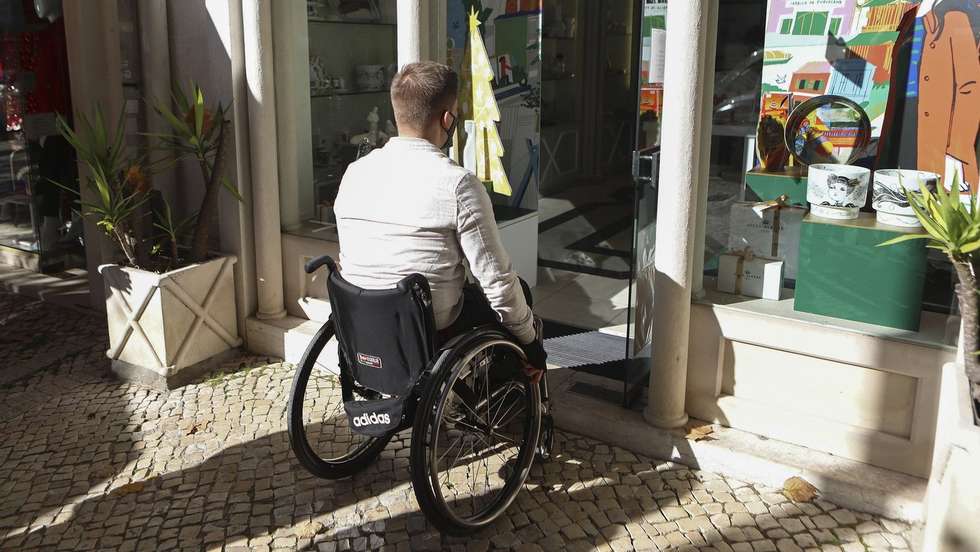 "Temos muita gente que não consegue aceder a prestações sociais, benefícios fiscais ou exercer apenas aquele direito natural de passar à frente dos outros [nas filas] porque a lei o permite"