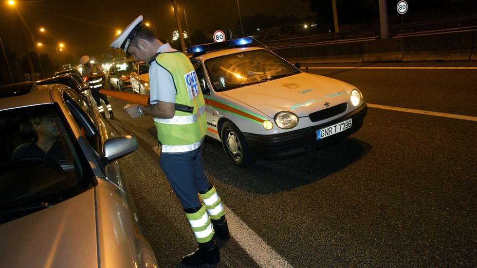 Agentes da brigada de trânsito da GNR durante a operação de fiscalização ao consumo de álcool e também de todas as substâncias psicotrópicas com influência negativa na condução que passaram a ser penalizadas a partir da meia-noite de hoje, 06 de Agosto de 2007, na A3 no Porto. ESTELA SILVA/LUSA