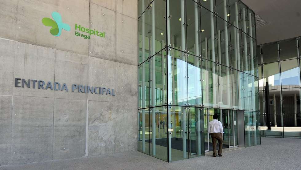 Em causa está a indisponibilidade de médicos intensivistas em realizarem mais do que as 150 horas extraordinárias indicadas na lei