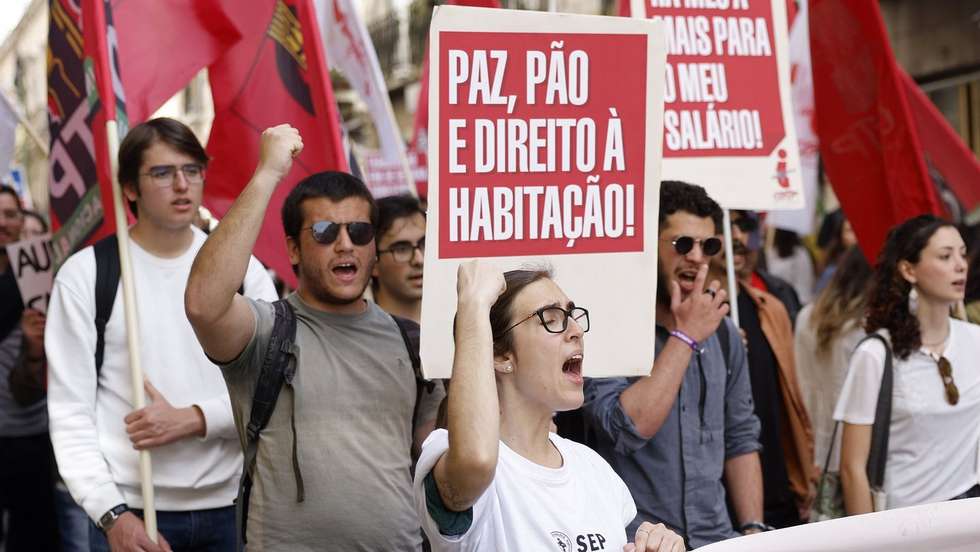 Os jovens empunhavam cartazes onde se lia "paz, pão e direito à habitação" e "há meses a mais para o meu salário"