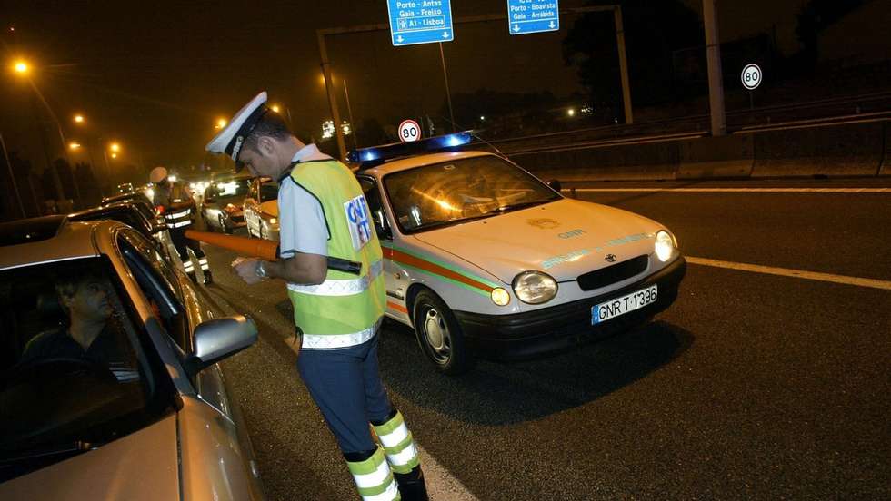 Agentes da brigada de trânsito da GNR durante a operação de fiscalização ao consumo de álcool e também de todas as substâncias psicotrópicas com influência negativa na condução que passaram a ser penalizadas a partir da meia-noite de hoje, 06 de Agosto de 2007, na A3 no Porto. ESTELA SILVA/LUSA