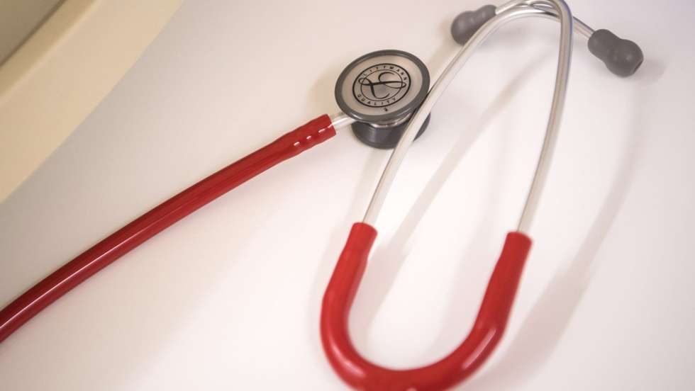 Com o Norte, Centro e regiões autónomas a registarem uma "proporção de médicos com mais de 65 anos inferior à média nacional"