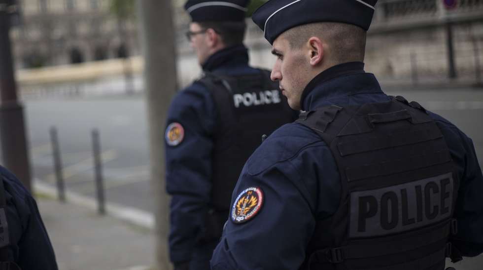 epa08313597 French Police officers patrol along the Seine river banks, while France is under lockdown in an attempt to stop the widespread of the SARS-CoV-2 coronavirus causing the Covid-19 disease, in Paris, France, 22 March 2020.  EPA/JULIEN DE ROSA