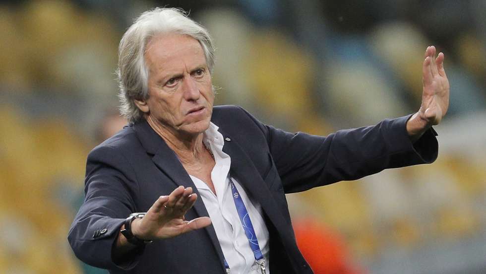 epa09468591 Head coach of Benfica Jorge Jesus reacts during the UEFA Champions League group E soccer match between Dynamo Kyiv and Benfica in Kiev, Ukraine, 14 September 2021.  EPA/SERGEY DOLZHENKO