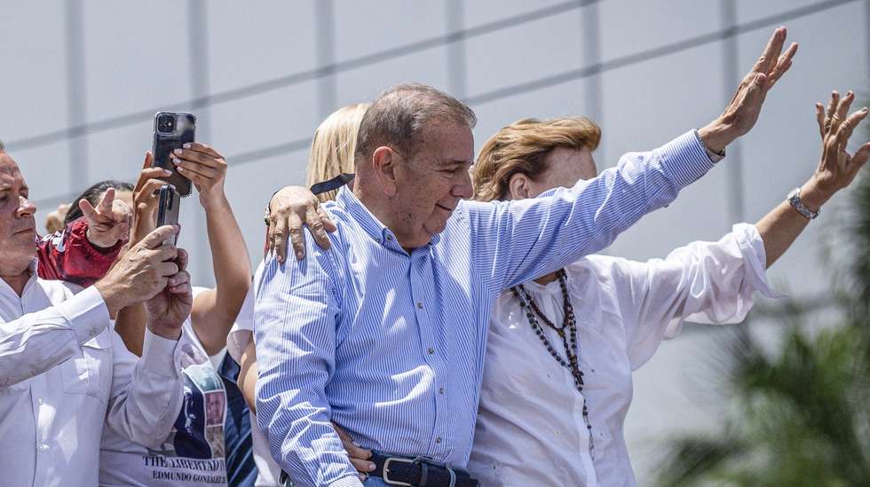 epa11510534 Venezuelan opposition leader Maria Corina Machado (L) and Venezuelan presidential candidate Edmundo Gonzalez Urrutia (R) participate in a rally in Caracas, Venezuela, 30 July 2024. Thousands of Venezuelans gathered in Caracas on 30 July in an event called by the majority opposition, to reject for the second consecutive day what they consider to be fraud in the official results of the National Electoral Council (CNE), which proclaimed Nicolas Maduro as re-elected president with 51.2 percent of the votes.  EPA/HENRY CHIRINOS
