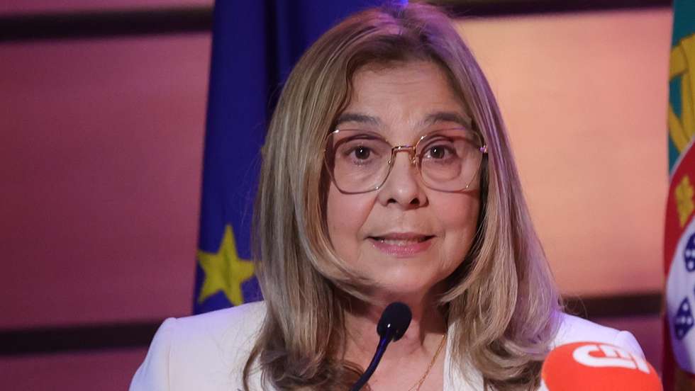 A ministra da Saúde, Ana Paula Martins, intervém durante a cerimónia de tomada de posse do reeleito bastonário da Ordem dos Médicos, Carlos Cortes (ausente da fotografia), em Lisboa, 26 de junho de 2025. MANUEL DE ALMEIDA/LUSA