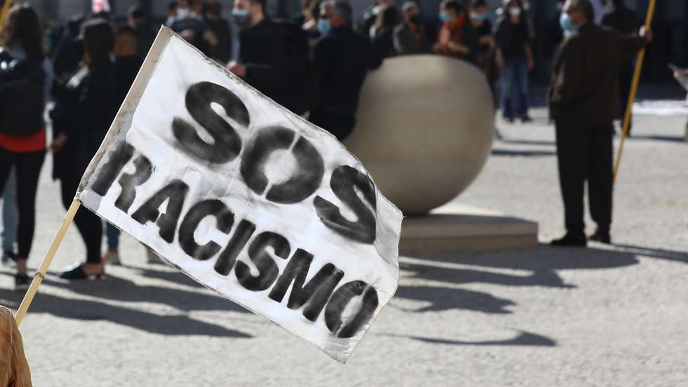 Manifestantes protestam no âmbito do Dia Internacional pela Eliminação da Discriminação Racial contra a exploração laboral, a violência policial, a segregação escolar, a segregação habitacional e os despejos, com a participação de várias organizações ativistas. em Lisboa, 21 de março de 2021. ANTÓNIO COTRIM/LUSA