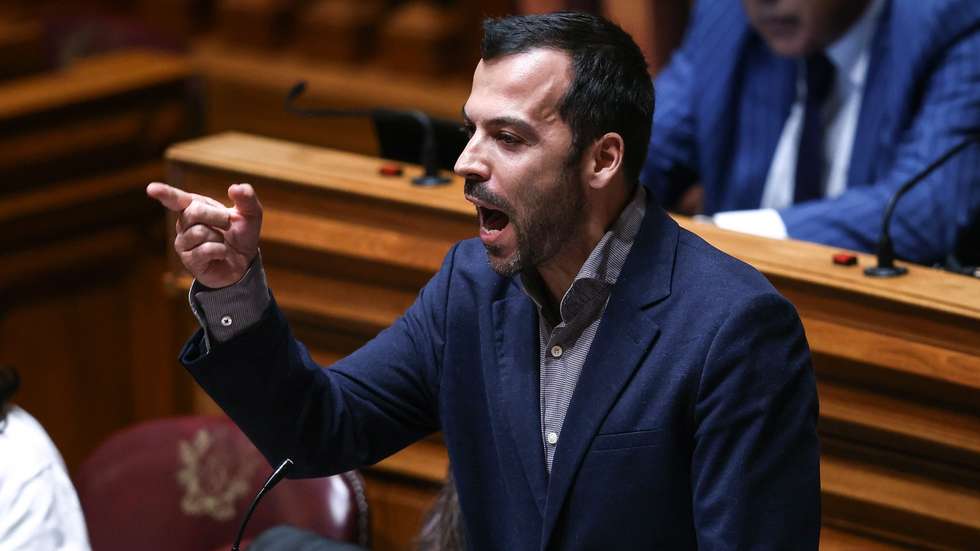 O deputado do Livre, Jorge Pinto, interpela o Governo na sessão plenária sobre "O agravamento das condições de vida e negação de direitos fundamentais, habitação, saúde, educação", na Assembleia da República, em Lisboa, 16 de outubro de 2026. RODRIGO ANTUNES/LUSA