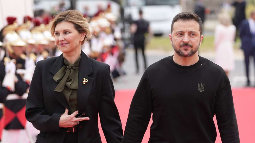 epa11393476 Ukrainian President Volodymyr Zelensky and his wife Olena Zelenska arrive at the international ceremony at Omaha Beach, Saint-Laurent-sur-Mer, France, 06 June 2024. More than 160.000 Western allied troops landed on beaches in Normandy on 6 June 1944 launching the liberation of Western Europe from Nazi occupation during World War II.  EPA/Virginia Mayo / POOL MAXPPP OUT