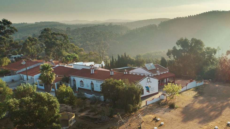 Segundo o ministério, desde 2022 que têm sido emitidos vários despachos com ordens administrativas de encerramento da escola
