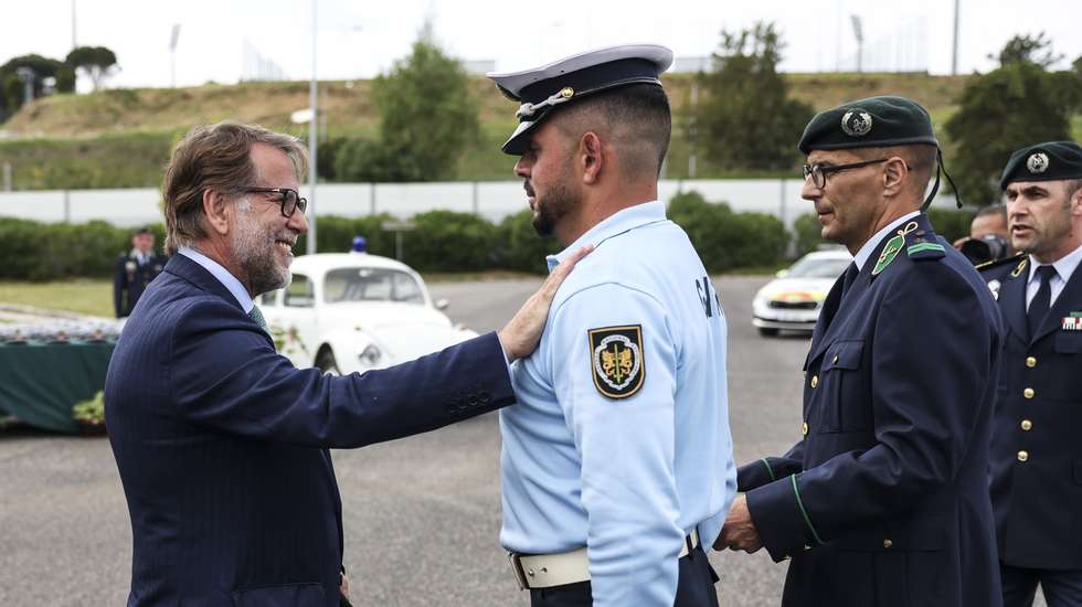 O ministro da Administração Interna, Luís Neves (C), acompanhado pelo comandante-geral da GNR Rui Alberto Veloso (E), participa na cerimónia militar do encerramento do 54.º aniversário do Curso de Trânsito e Segurança Rodoviária para Guardas, em Queluz, 23 de abril de 2026. MIGUEL A. LOPES/LUSA