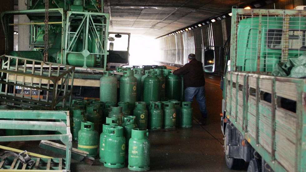 Dois veículos pesados que transportavam substâncias perigosas (gasolina e botijas de gás) colidiram na Via Infante, no Túnel do Areeiro, provocando um ferido, em Loulé, 15 de fevereiro de 2011.  VASCO CELIO / LUSA