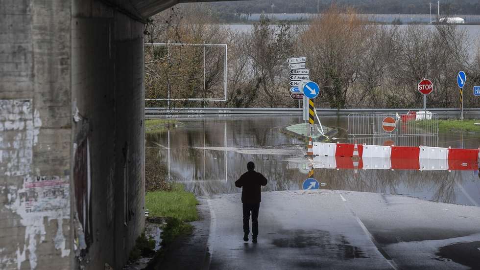 Acesso à autoestrada A14, que está encerrada entre Montemor-o-Velho e a Figueira da Foz, devido à subida da água do Rio Mondego que está a causar inundações no Baixo Mondego, em Montemor-o-Velho, 03 de fevereiro de 2026. A passagem da depressão Kristin pelo território português deixou um rasto de destruição, causou cinco mortos e vários desalojados. PAULO NOVAIS/LUSA