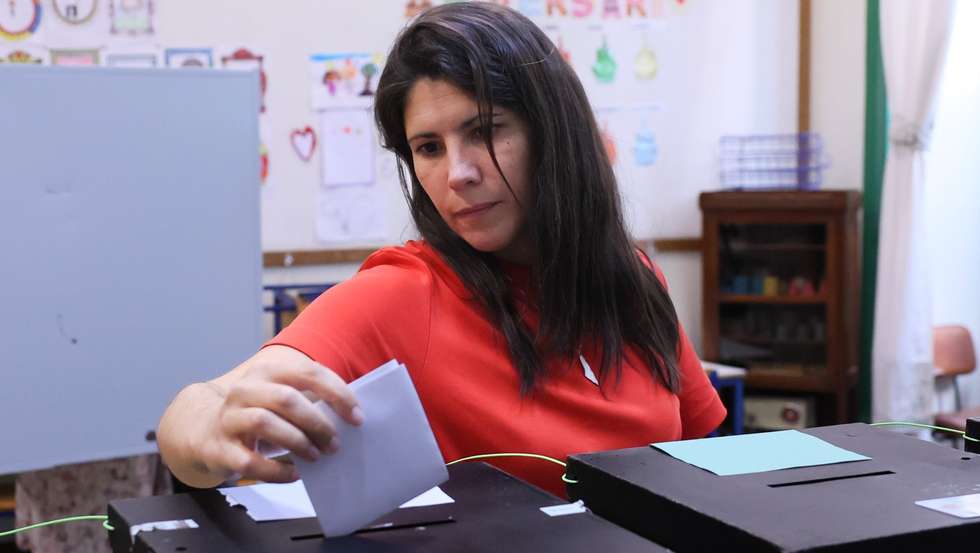 Left Block (BE) Nacional Coordinator Mariana Mortágua casts his ballot for the local elections, in Lisbon, 12 October 2025. More than 9.3 million electors can vote in the local elections in Portugal on 12 October 2025. MANUEL DE ALMEIDA/LUSA