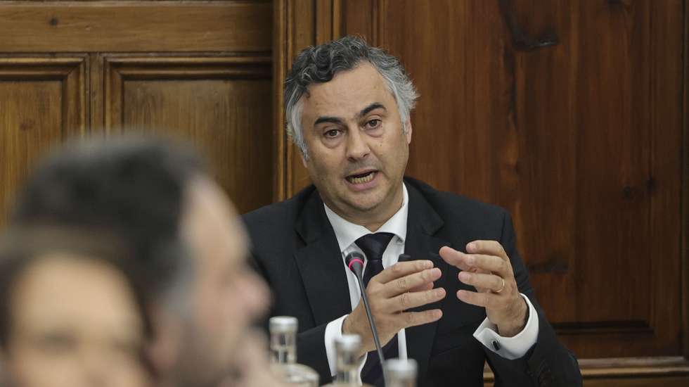 O ministro da Educação, Ciência e Inovação, Fernando Alexandre, intervém durante a sua audição na Comissão de Educação e Ciência, na Assembleia da República, em Lisboa, 21 de abril de 2026. MANUEL DE ALMEIDA/LUSA