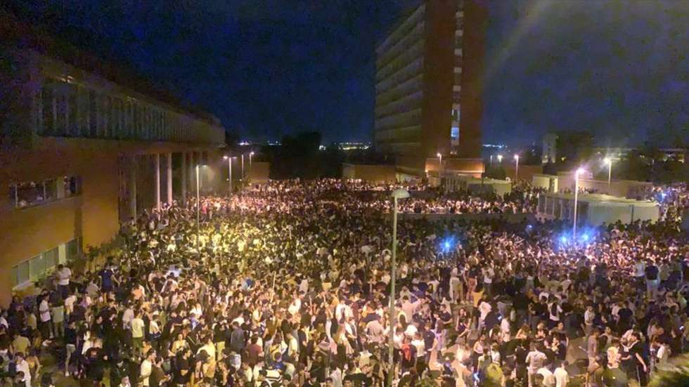 O encontro terá sido marcado via grupos de WhatsApp e sem conhecimento da universidade