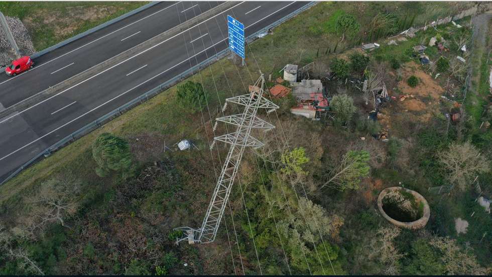 Redes elétricas de alta tensão destruídas pela tempestade Kristin. DR