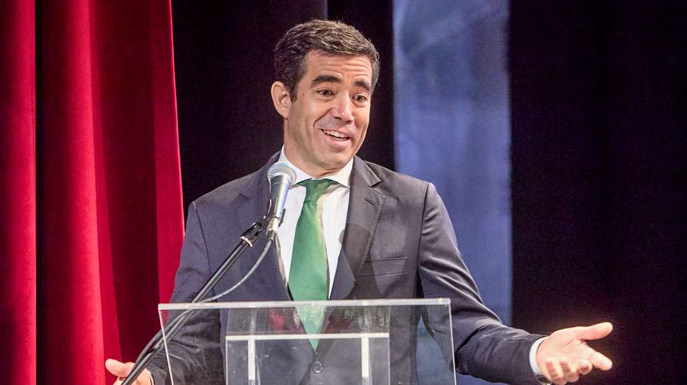 O ministro da Presidência, António Leitão Amaro, usa da palavra durante o congresso “O jornalismo que temos. O jornalismo que queremos. O jornalismo de que precisamos”, no Teatro Clube de Penamacor, em Castelo Branco, 18 de abril de 2026.  MIGUEL PEREIRA DA SILVA/LUSA