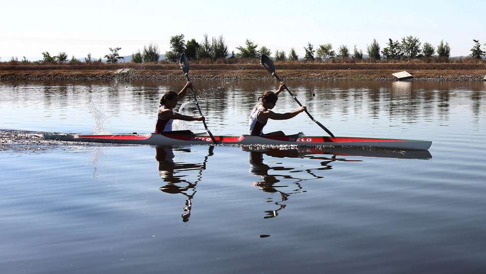 As atletas olímpicas de canoagem K2, Helena Rodrigues (D) e Beatriz Gomes, durante um treino na pista olimpica de Montemor-o-Velho para a participação nos Jogos Olímpicos de Pequim, 19 de Julho de 2008.  (ACOMPANHA TEXTO) PAULO CUNHA/LUSA