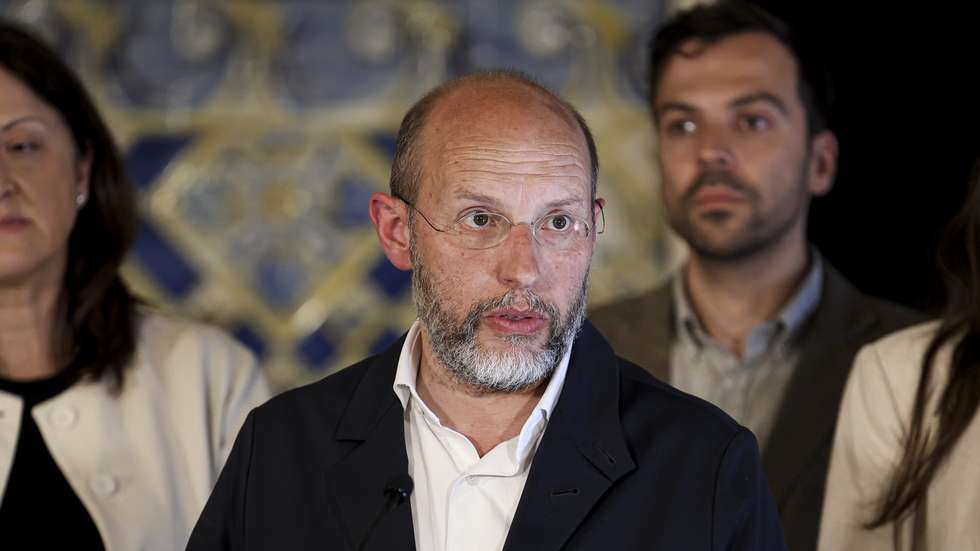 O porta-voz do Livre, Rui Tavares (C), fala aos jornalistas após a audiência com o Presidente da República, Marcelo Rebelo de Sousa, no Palácio de Belém, em Lisboa, 21 de maio de 2025. FILIPE AMORIM/LUSA