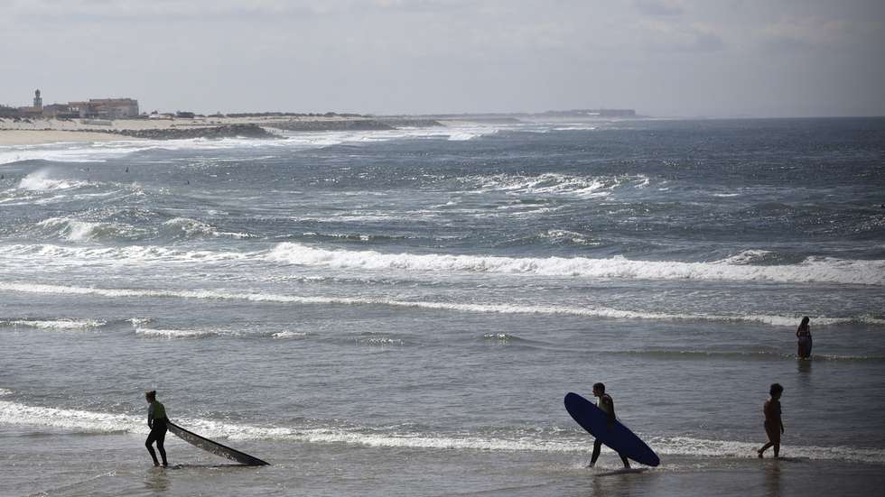 O jovem, de 19 anos, de nacionalidade brasileira, desapareceu no mar no domingo, após alegadamente ter ido a banhos e ter sido arrastado pela forte corrente que se fazia sentir, na praia da Costa Nova, no concelho de Ílhavo