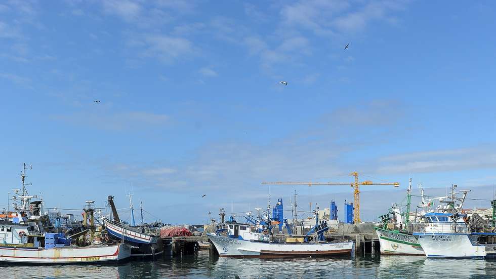 Cerca de três centenas de pescadores concentraram-se esta manhã no porto de pesca de Peniche para protestar contra a perseguição que se dizem alvo por parte das autoridades no controle do pescado, Peniche, 19 de julho de 2018. Os armadores e pescadores resolveram parar e aguardam que todos os colegas do país se juntem a eles durante o dia de hoje paralisando toda a frota nacional de pesca do cerco.  CARLOS BARROSO/LUSA
