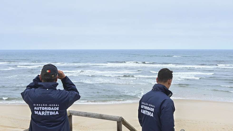 Agentes da Polícia Marítima participam nos trabalhos de resgate da embarcação de pesca que virou ao largo das praias de São Pedro do Moel e de Vieira, causando a morte a três pessoas e sete estão desaparecidas, na praia do Samouco, Marinha Grande, 03 de julho de 2024. Oito pessoas foram resgatadas e transportadas para o Porto da Figueira da Foz. CARLOS BARROSO/LUSA