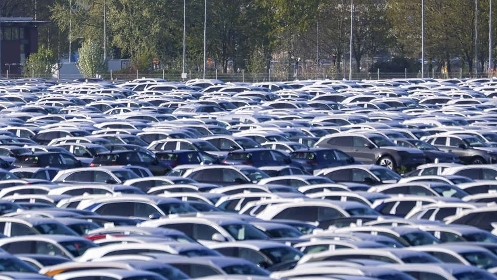epa12909845 Cars for export wait for shipment at the port in Emden, Germany, 23 April 2026. Autoport Emden is the third-largest automobile handling port in Europe, with an annual handling volume of around 1.24 million vehicles, mainly brands from the Volkswagen Group including VW, Audi, Porsche, Bentley and Lamborghini.  EPA/CHRISTOPHER NEUNDORF