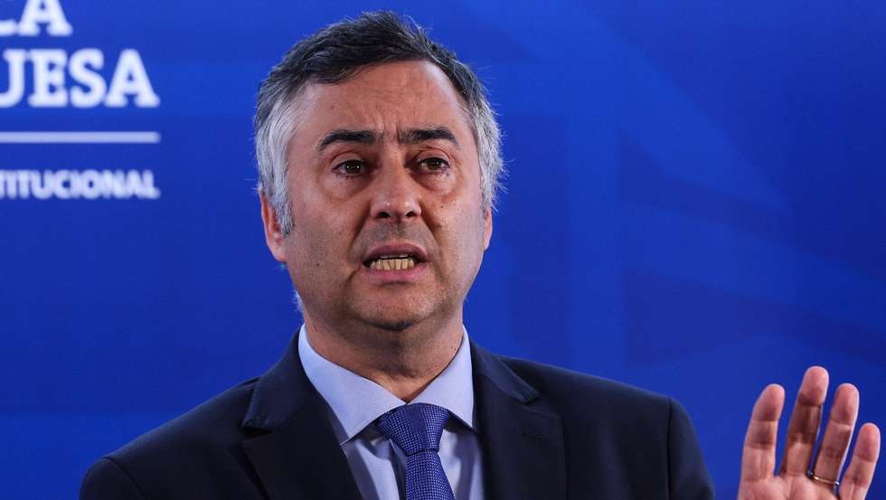 O ministro da Educação, Ciência e Inovação, Fernando Alexandre, fala à imprensa durante o briefingue da reunião de Conselho de Ministros, no palácio de São Bento em Lisboa, 14 de junho de 2024. TIAGO PETINGA/LUSA
