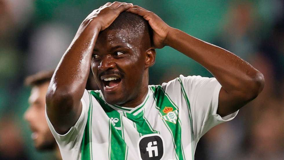 epa11156440 Real Betis&#039; William Carvalho puts his hands on his head during the UEFA Europa Conference League 1st leg soccer match between Real Betis and GNK Dinamo, in Seville, Southern Spain, 15 February 2024.  EPA/Jose Manuel Vidal