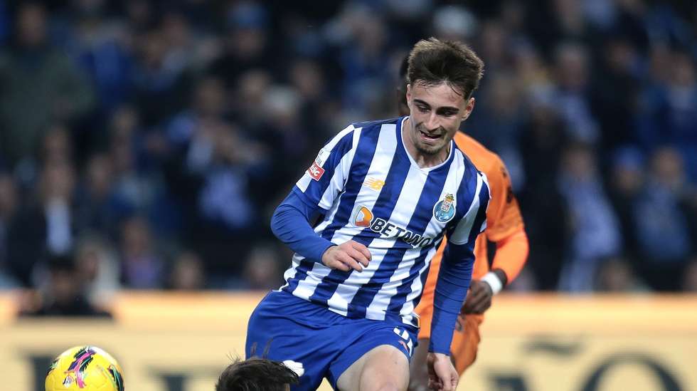 epa11796402 FC Porto Martim Fernandes (R) in action against Boavista's goalkeeper Cesar during the Liga Portugal soccer match between FC Porto and Boavista held at Dragao Stadium in Porto, Portugal, 28 December 2024.  EPA/MANUEL FERNANDO ARAUJO