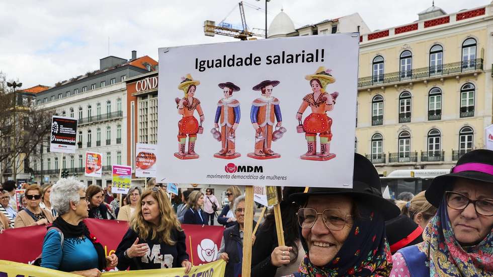 Manifestação Nacional de Mulheres com o lema "Mil razões para lutar! Os direitos das mulheres não podem esperar!" no âmbito das comemorações do Dia Internacional da Mulher (08 de março), Lisboa, 11 de março de 2023. Pelo sétimo ano consecutivo, o MDM-Movimento Democrático de Mulheres promove uma "jornada de denúncia dos problemas, de afirmação, de força e unidade das mulheres na defesa e conquista dos seus direitos". MANUEL DE ALMEIDA/LUSA