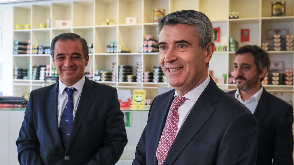 O secretário-geral do Partido Socialista (PS), José Luís Carneiro (C), visita fábrica de conservas em Lavra, Matosinhos, 22 de junho de 2026.JOSÉ COELHO/LUSA